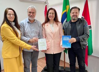Escritora de Xanxerê entrega ao prefeito livro publicado na Itália