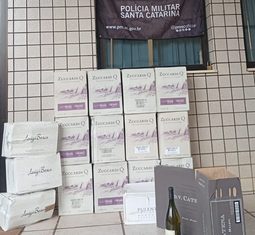 PM apreende 109 garrafas de vinho sem documentação em ônibus no Oeste de SC