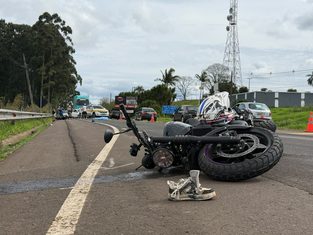Grave acidente entre duas motos e carro deixa uma pessoa morta na BR-480, em Chapecó
