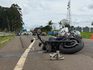 Grave acidente entre duas motos e carro deixa uma pessoa morta na BR-480, em Chapecó