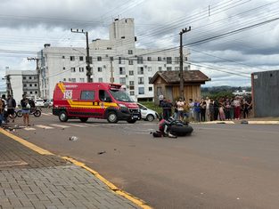 Acidente entre carro e moto deixa uma pessoa morta e outra gravemente ferida em Chapecó