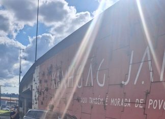 Mulher de 42 anos fica ferida após Jeep bater em estrutura de elevado em Chapecó