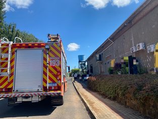 Princípio de incêndio em placas solares mobiliza bombeiros em barracão de Maravilha