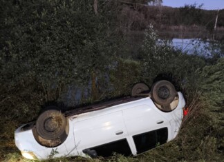 Carro sai da pista e capota na SC-154, em Passos Maia