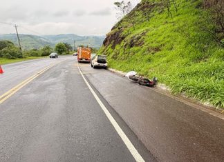 Acidente entre moto e carro deixa duas pessoas mortas na SC-480, em Chapecó