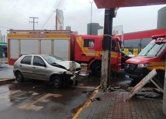 Homem fica ferido após carro bater contra objeto fixo