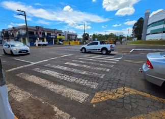 Mulher fica ferida após ser atropelada enquanto atravessava rua em SC