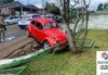 Fusca bate em muro de unidade de saúde e PM identifica crimes de trânsito no Oeste