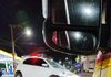 Homem é conduzido à delegacia após carro bater contra mureta em Chapecó
