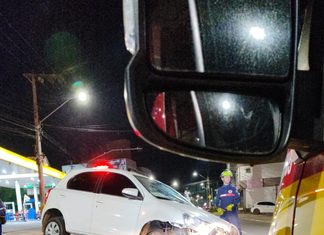 Homem é conduzido à delegacia após carro bater contra mureta em Chapecó