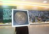 Prefeitura e Chapecoense recebem obra de arte em homenagem às vítimas do acidente aéreo