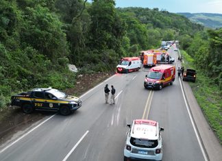 Caminhão tomba e bloqueia totalmente rodovia próximo à ponte sobre o Rio das Antas