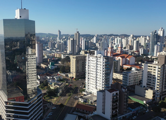 Contêineres de lixo são retirados temporariamente para obras na rua Rui Barbosa, em Chapecó