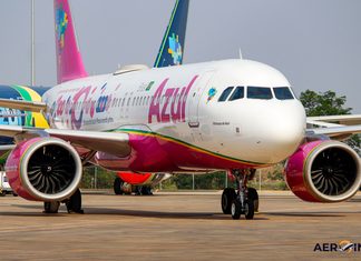 Azul inicia Outubro Rosa com voo 100% feminino e ações de conscientização