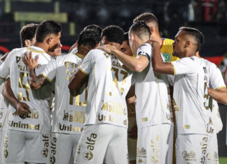 Vitória goleia Chapecoense por 4 a 0 e aumenta pressão sobre a Chape no Brasileirão