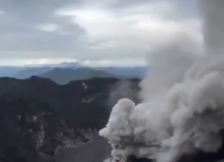 Vídeo: Guia registra erupção de vulcão na Indonésia; três pessoas morrem e sete desaparecem