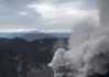 Vídeo: Guia registra erupção de vulcão na Indonésia; três pessoas morrem e sete desaparecem