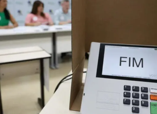 Lula e Flávio Bolsonaro disputam votos no segundo turno das eleições neste domingo