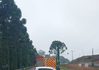 Carro sai da pista e bate contra guard rail; mulher fica ferida na SC-355 em SC