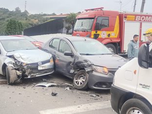 Colisão entre dois carros deixa motorista ferida no Centro de Rio Negrinho