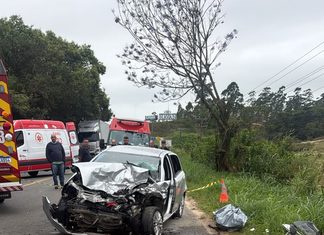 Colisão frontal entre carros deixa homem morto e duas pessoas gravemente feridas em SC