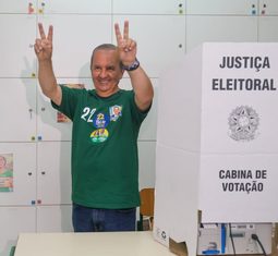 Jorginho Mello é reeleito governador de Santa Catarina no primeiro turno