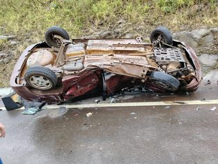 Carro colide com caminhão e capota na BR-282