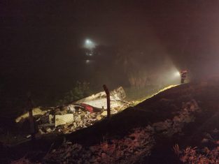 Colisão entre carro e dois caminhões deixa motorista preso às ferragens na BR-280 em SC