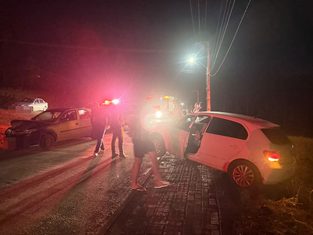 Jovem de 18 anos fica ferida após colisão frontal entre dois carros no Oeste de SC