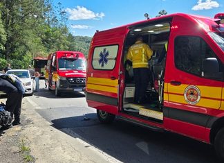 Motociclista e passageira ficam feridos após colisão entre carro e moto na BR-280 em SC