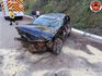 Jovem de 24 anos fica ferida após carro bater em barranco e capotar na SC-120