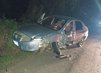 Mulher fica ferida após colisão entre dois carros na SC-355