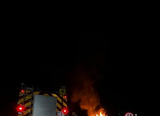 Pneu estoura e caminhão pega fogo na BR-282, no Oeste de SC
