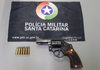 Homem é preso com revólver após fugir de barreira policial e entrar em área de mata no Oeste de SC