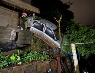Carro sai da pista, desce barranco e atinge muro de residência no Oeste de SC