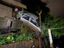 Carro sai da pista, desce barranco e atinge muro de residência no Oeste de SC