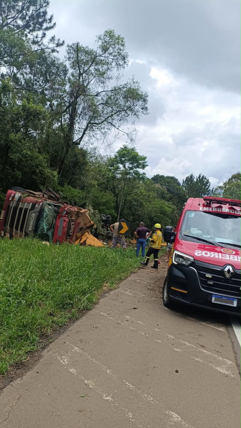 Carreta carregada de farelo de soja capota na BR-282 e deixa motorista ferido em Catanduvas