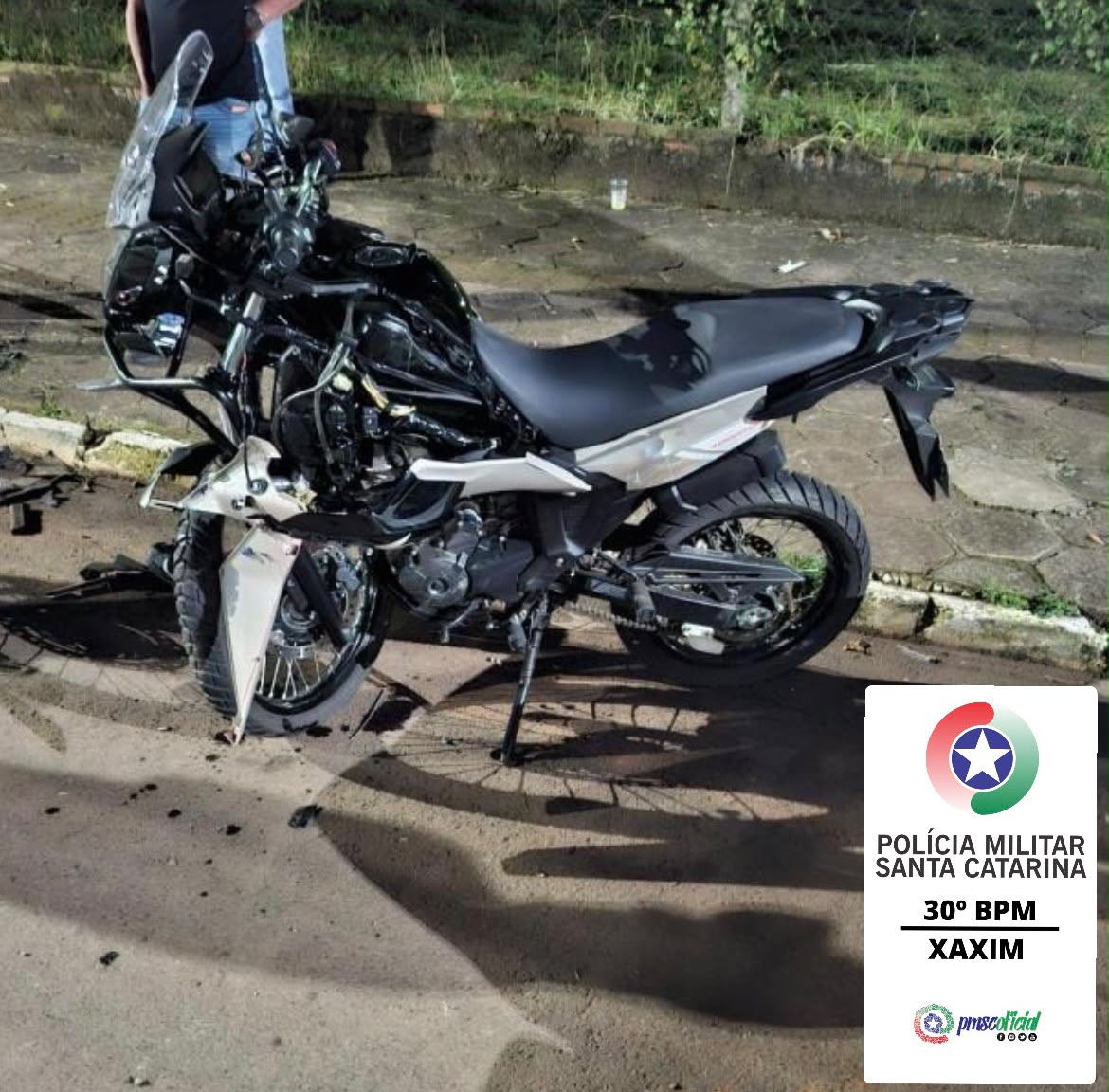 Motociclista sem habilitação bate em carro estacionado e fica ferido no Oeste Catarinense
