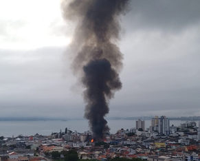 Incêndio de grandes proporções atinge galpão de peças automotivas em SC; prédio vizinho é evacuado