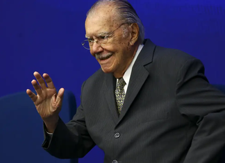 José Sarney recebe alta hospitalar após nove dias de internação