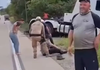 Vídeo mostra cabo de guincho atingir cabeça de trabalhador durante retirada de carreta em SC