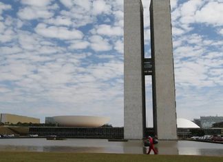 Senado marca para terça-feira votação da PEC que prevê fim da escala 6×1