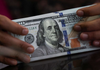 Dólar volta a superar R$ 5 com eleições e debate sobre escala 6×1 no radar